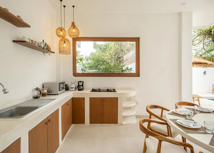 Villa Milos - Tropical 4bd - 90 Seconds To The