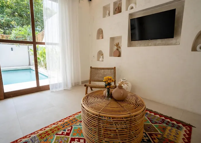 Villa Milos - Tropical 4bd - 90 Seconds To The