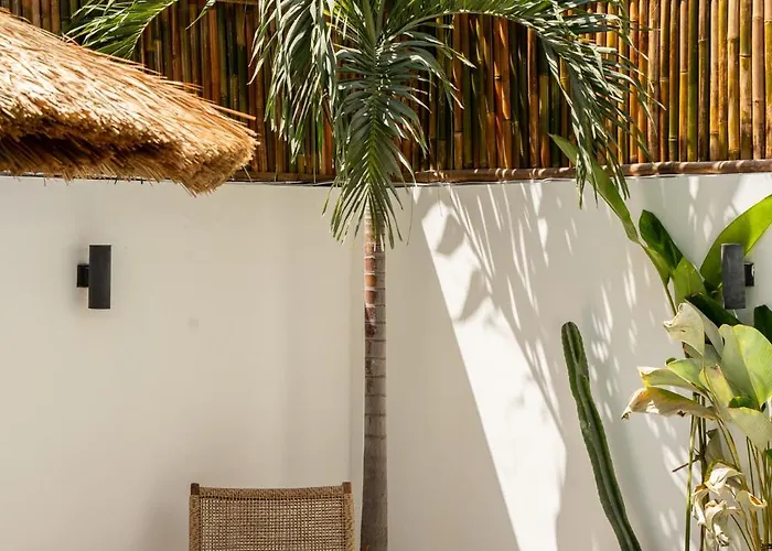 Villa Milos - Tropical 4bd - 90 Seconds To The